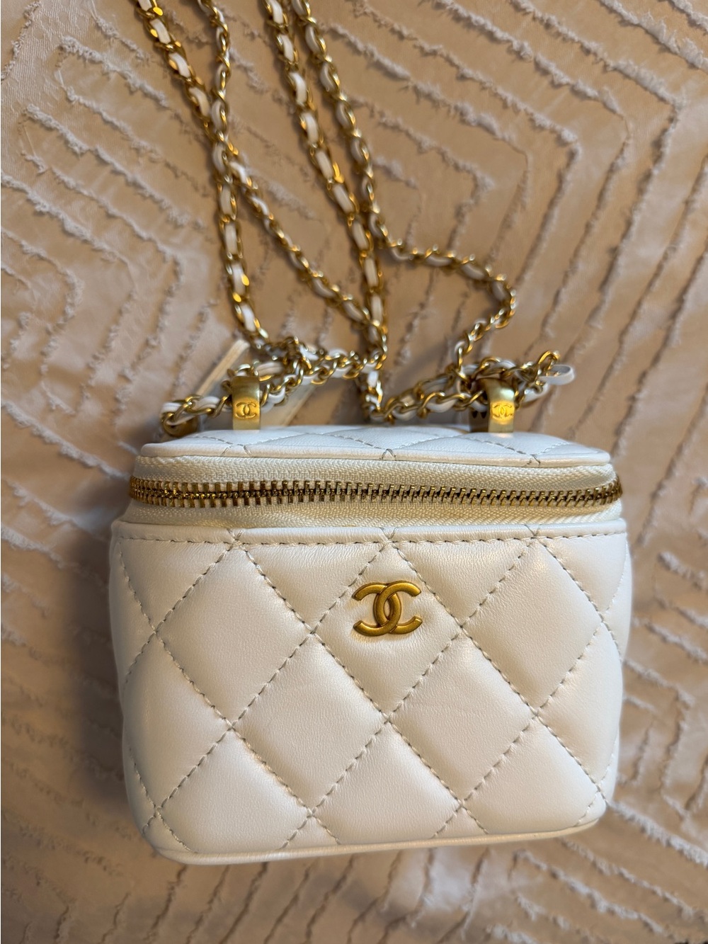 White Quilted Mini Chain Crossbody Bag - Picture 3 of 5